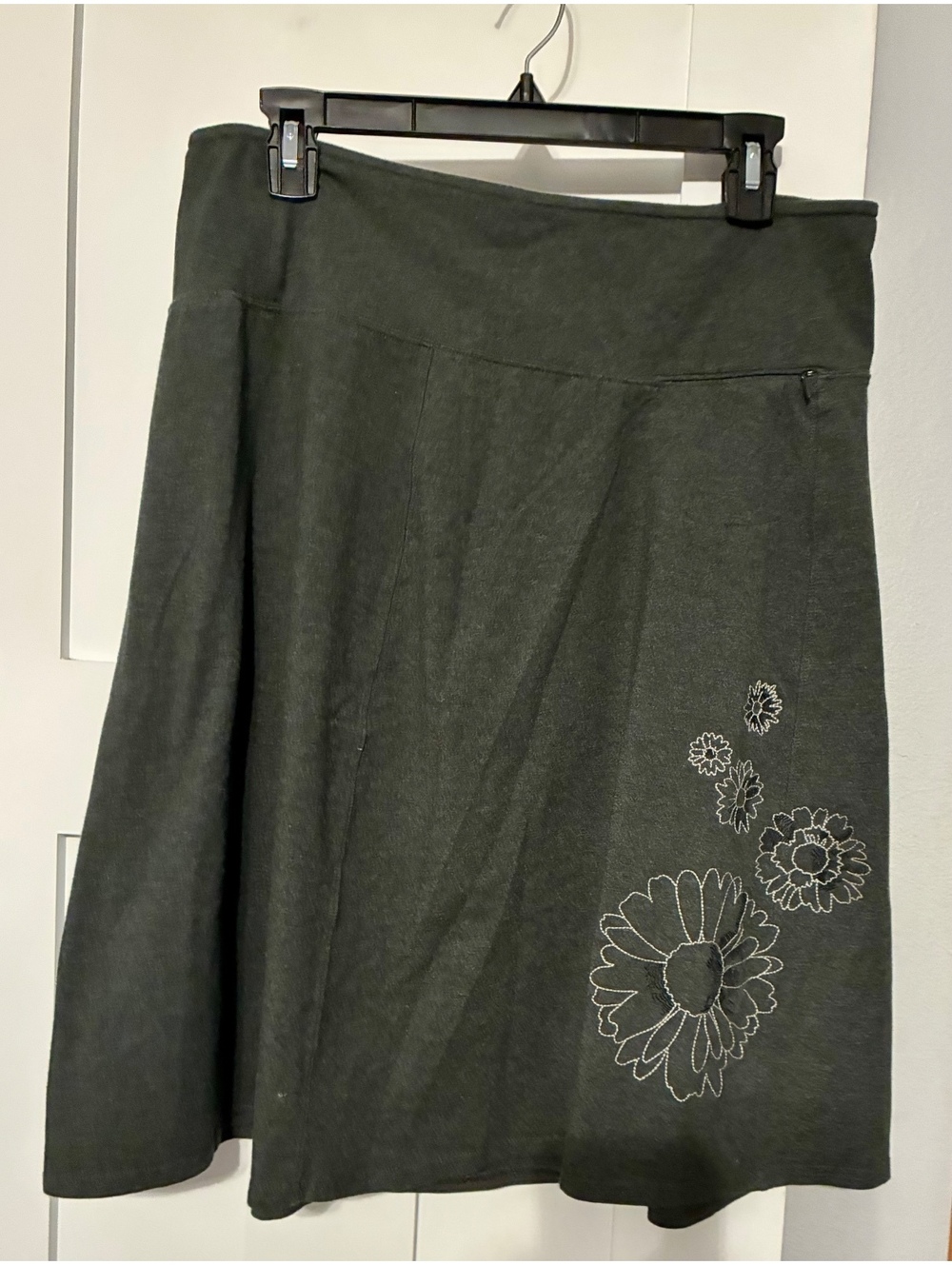 Life is Good Women's Embroidered Floral Skirt Dark Gray / Charcoal Sz Large
